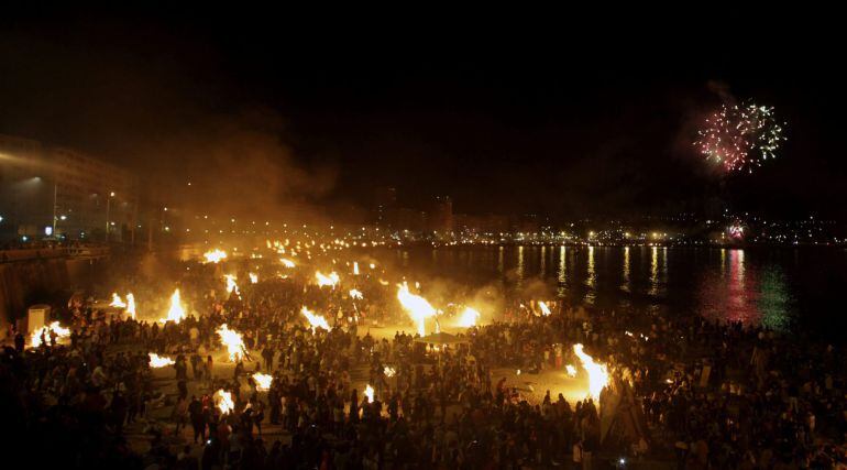 Las playas de A Coruña se han llenado un año más para disfrutar de la noche de San Juan.