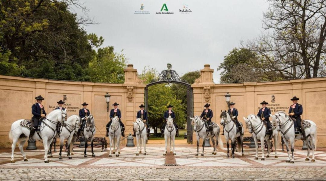 Jinetes a las puertas de la Real Escuela Andaluza del Arte Ecuestre de Jerez