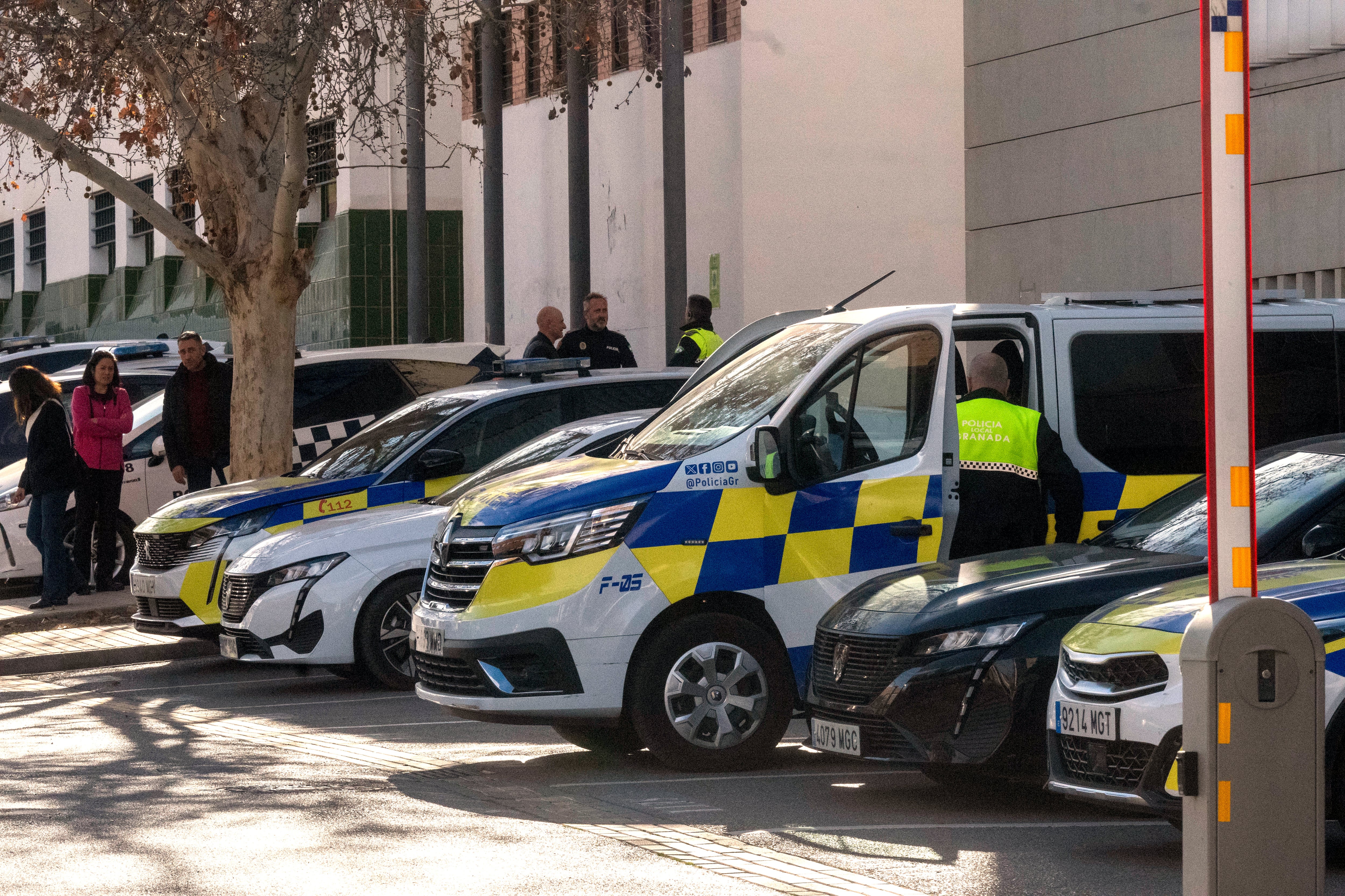 Agentes de la Unidad de Delincuencia Económica y Fiscal (UDEF) de la Policía Nacional registran las instalaciones de la Policía Local de Granada