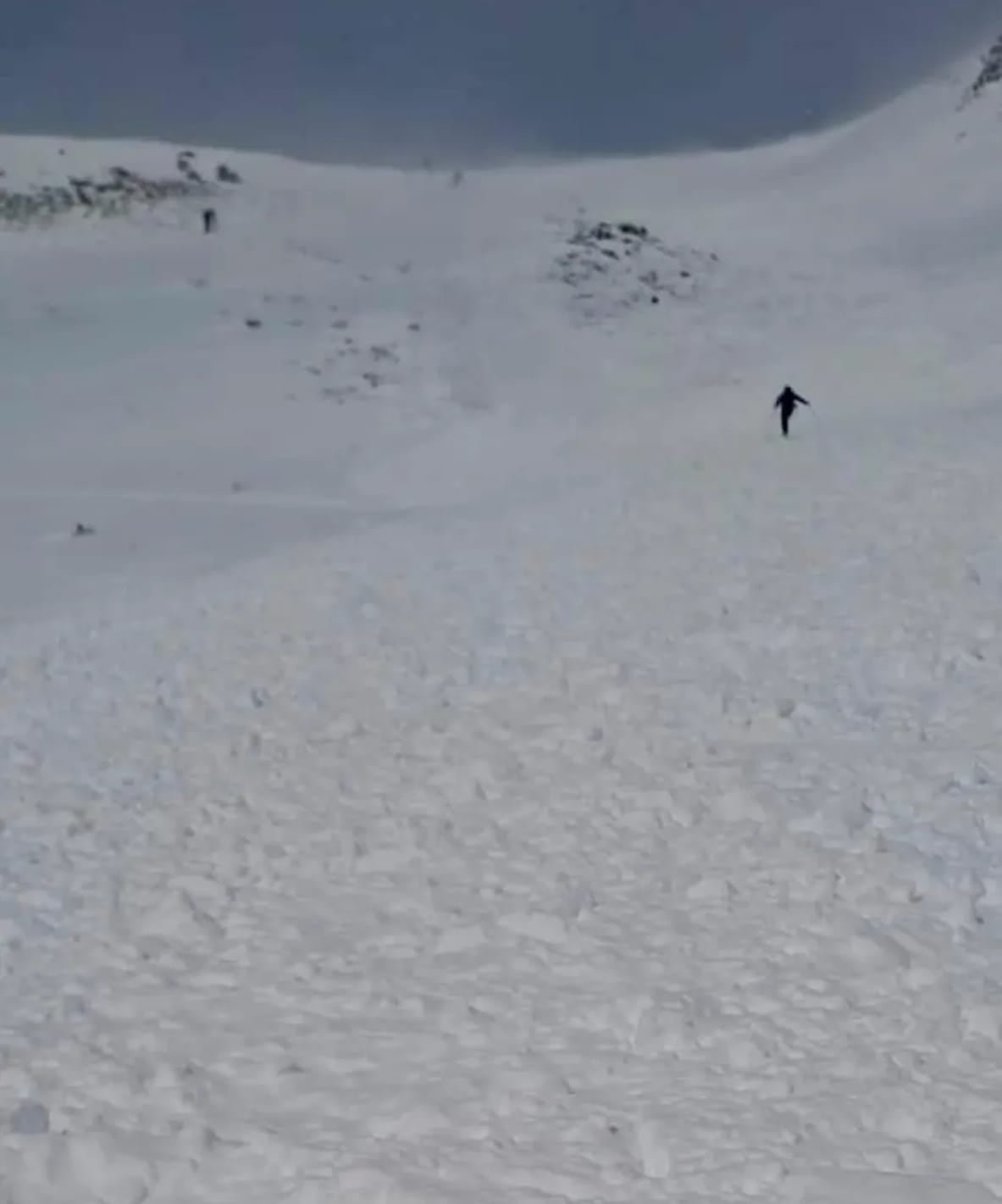 Zona donde se inició y descargó el alud, en una imagen facilitada por los esquiadores a la Oficina de la Montaña de Jaca