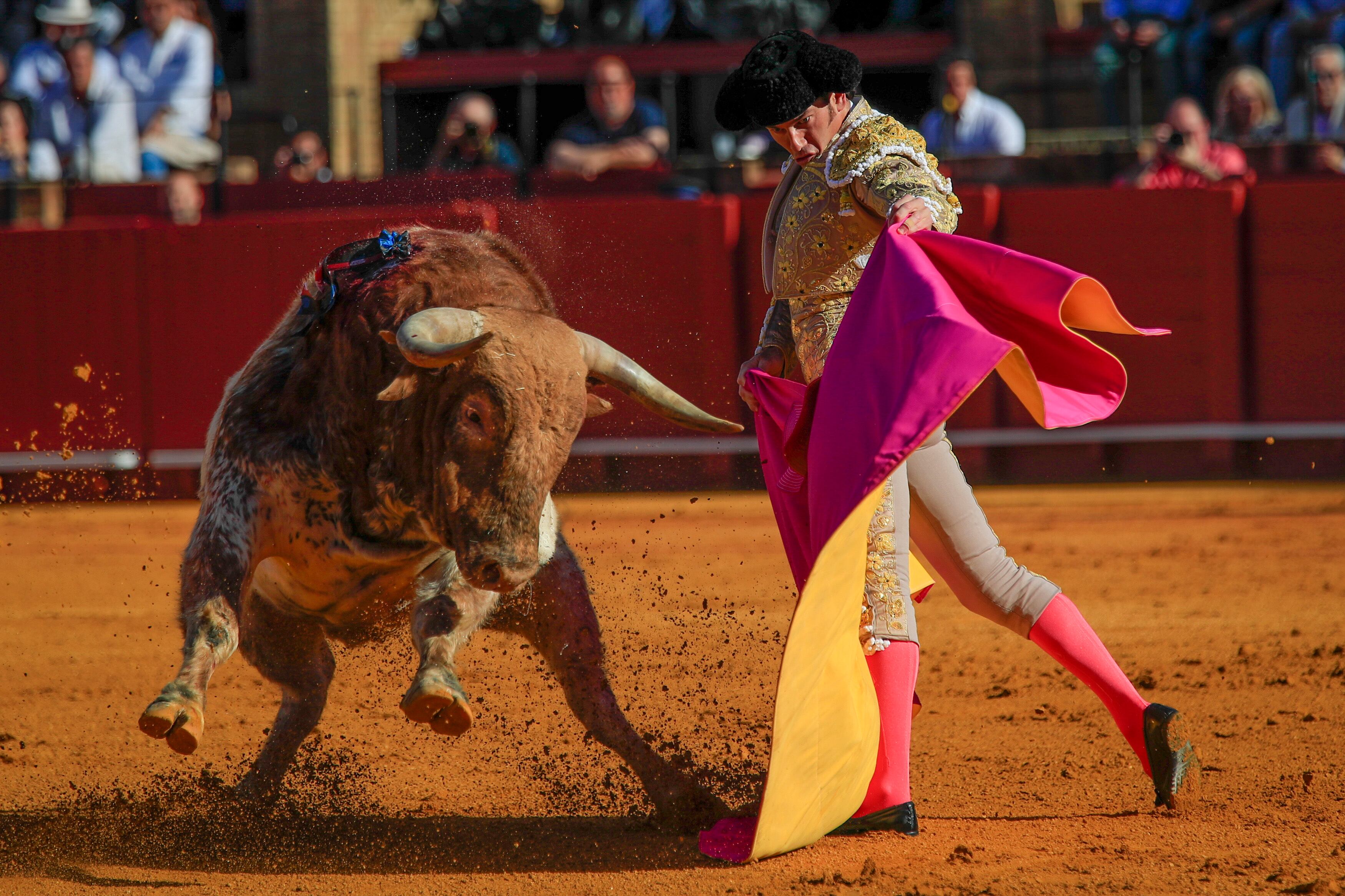 SEVILLA, 19/04/2023.- El torero José Garrido durante la faena a su primer toro, de la ganadería de Santiago Domecq, en la tercera corrida de abono de la Feria de Abril esta tarde en la plaza de la Real Maestranza de Sevilla. EFE/ Julio Muñoz
