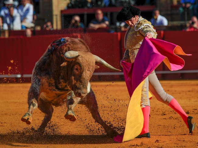 SEVILLA, 19/04/2023.- El torero José Garrido durante la faena a su primer toro, de la ganadería de Santiago Domecq, en la tercera corrida de abono de la Feria de Abril esta tarde en la plaza de la Real Maestranza de Sevilla. EFE/ Julio Muñoz