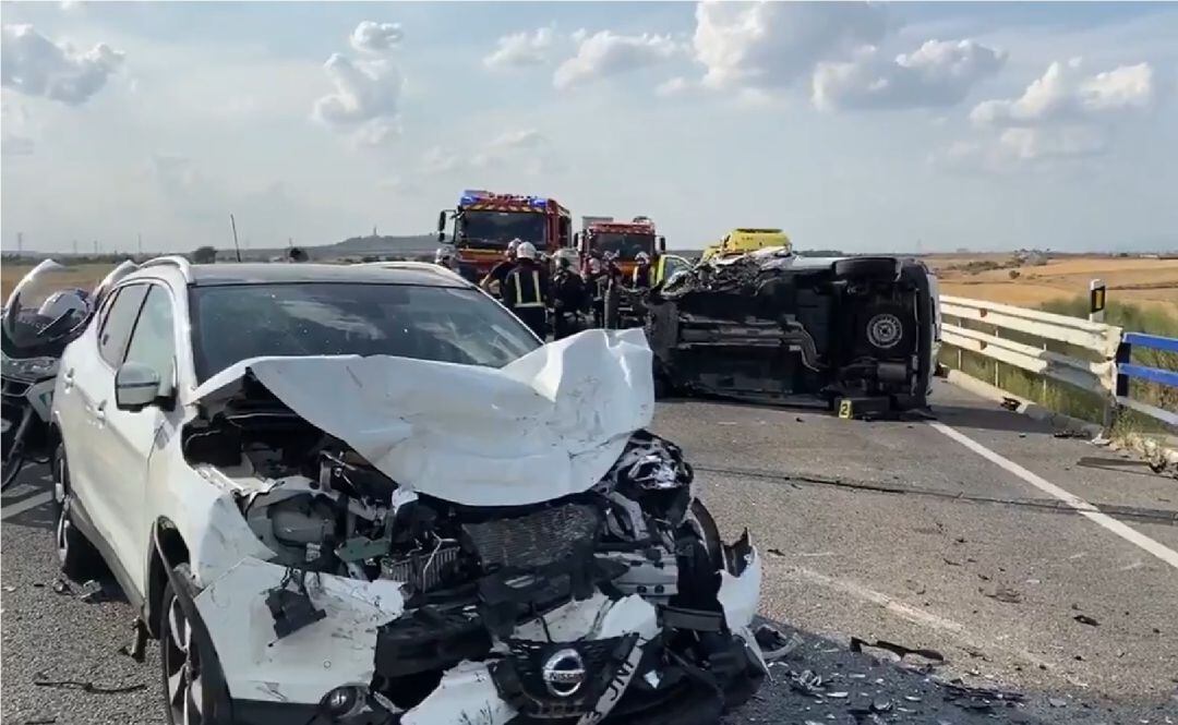 La furgoneta (que quedó volcada) y uno de los turismos chocaron frontalmente en esta vía M-301 que es de doble sentido.