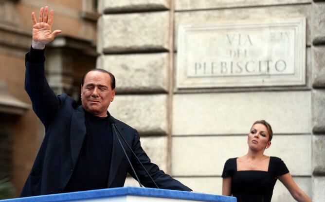 El ex primer ministro italiano Silvio Berlusconi a sus partidarios como su novia Francesca Pascale.