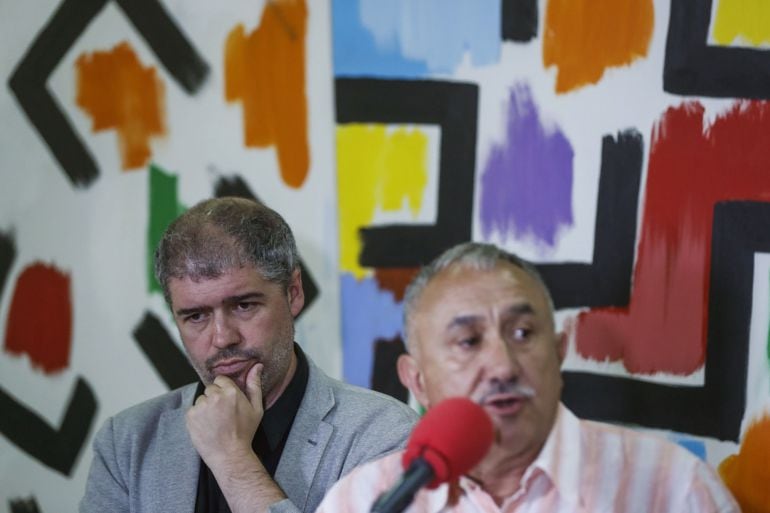 El secretario general de CCOO, Unai Sordo (i) y su homólogo en la UGT, Pepe Álvarez durante una rueda de prensa la semana pasada