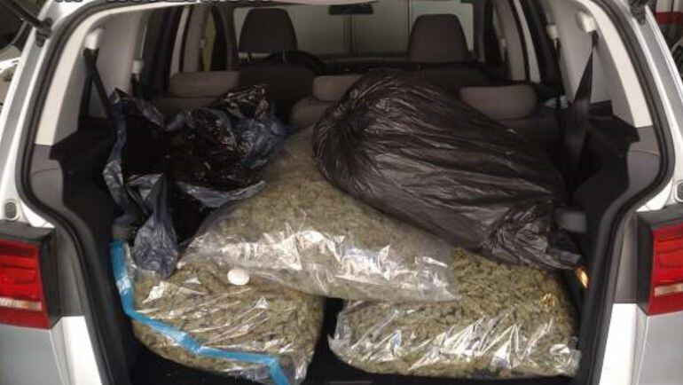 Transportaba 27 kilos de marihuana en un vehículo de alquiler por la A-92N