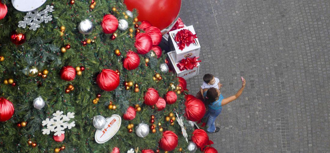 Fotos y regalos bajo el árbol de Navidad