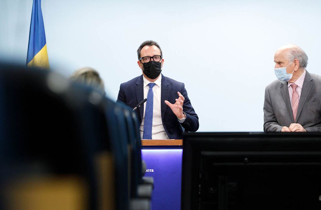 El ministre d'Afers Socials, Habitatge i Joventut, Víctor Filloy i el president de la Fundació Privada Tutelar, Josep Rodríguez, en la roda de premsa per explicar el nou conveni.