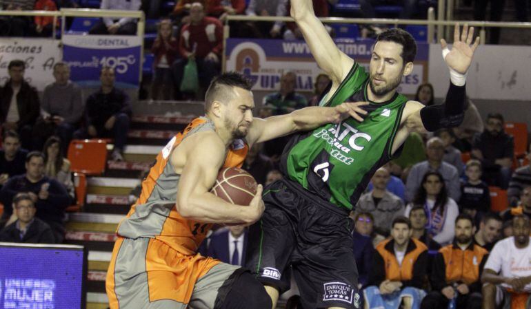 El escolta serbio del Montakit Fuenlabrada Ivan Paunovic entra a canasta ante Sergi Vidal, del FIATC Joventut