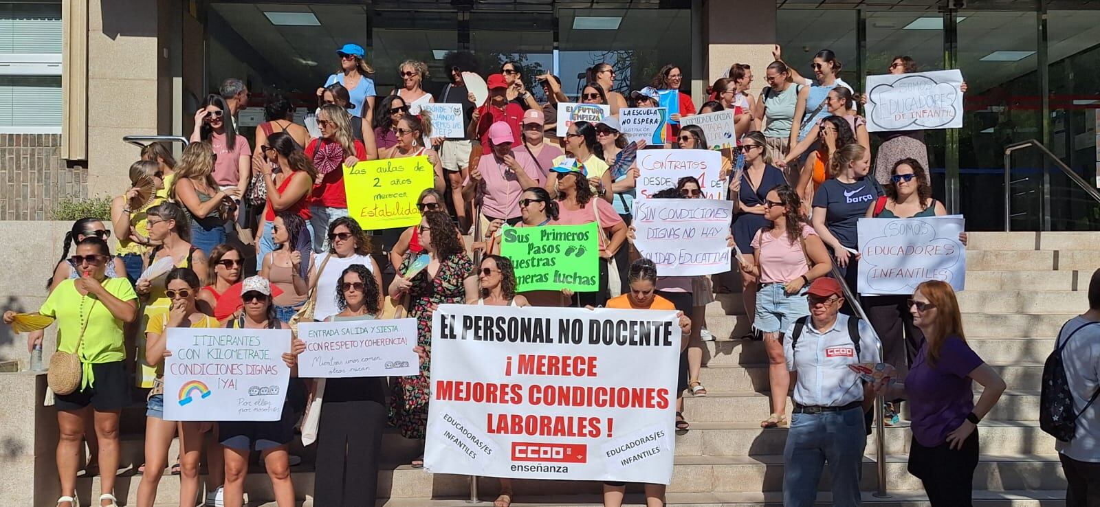 Educadoras infantiles protestando frente a la Consejería de Educación de la Región de Murcia