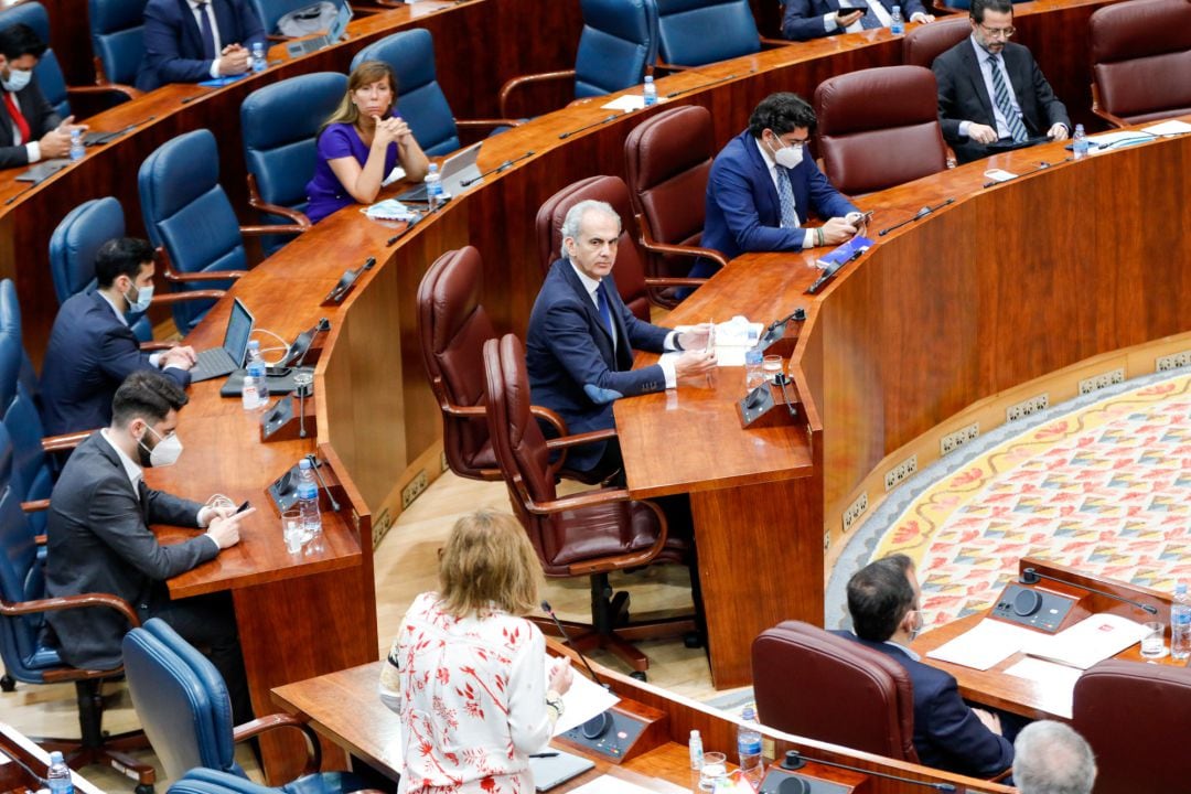 El consejero de Sanidad de la Comunidad de Madrid, Enrique Ruiz Escudero, interviene en la sesión plenaria en la que se debaten los planes de la Comunidad de Madrid ante el fin del estado de alarma.