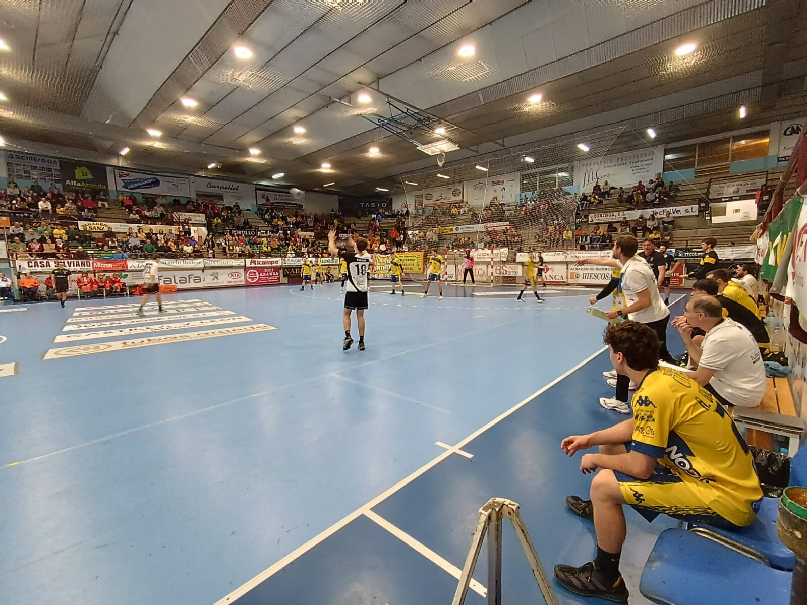 El Tubos Aranda, al completo, tuvo que dar lo mejor para superar a Zarautz