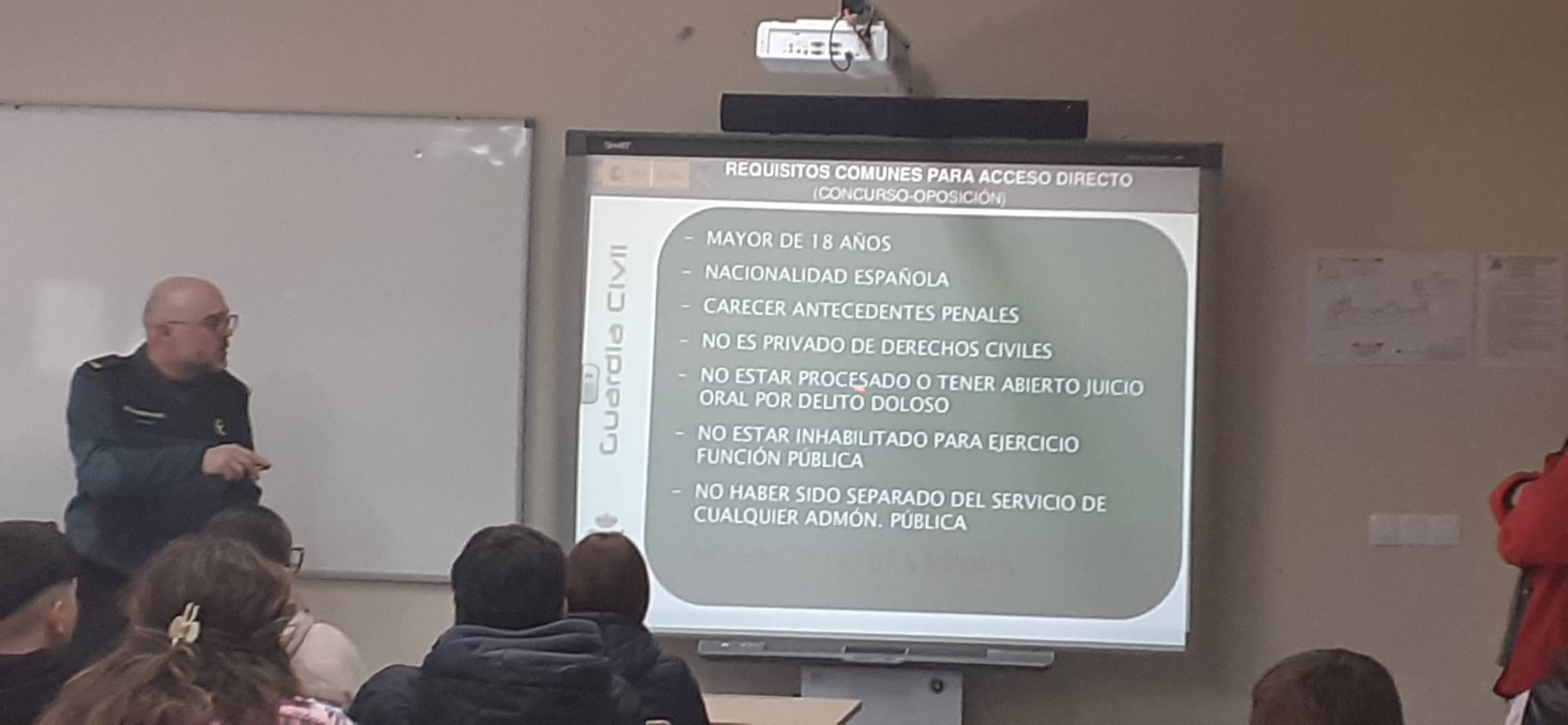 Momento de la charla, el cabo José Manuel Castillo hablando de la inserción laboral