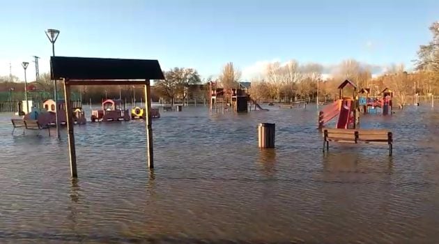 Parque infantil ubicado entre el parque del Soto y el Polideportivo de Santiago, en la ribera del Adaja