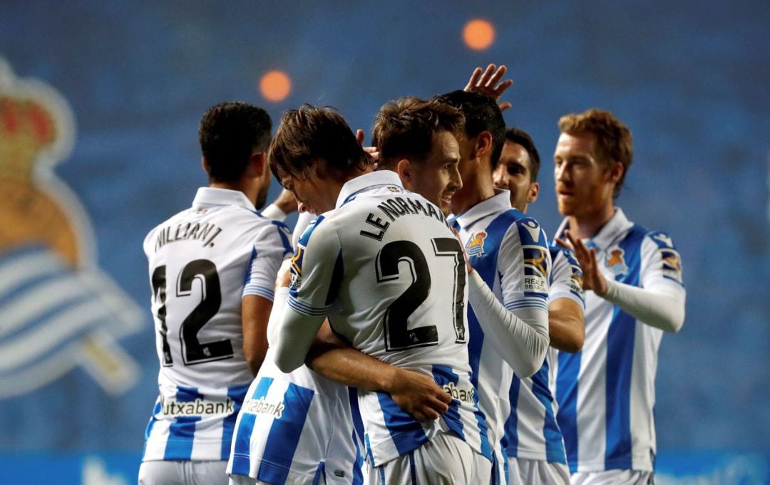 Le Normand abraza a Januzaj tras el golazo del belga