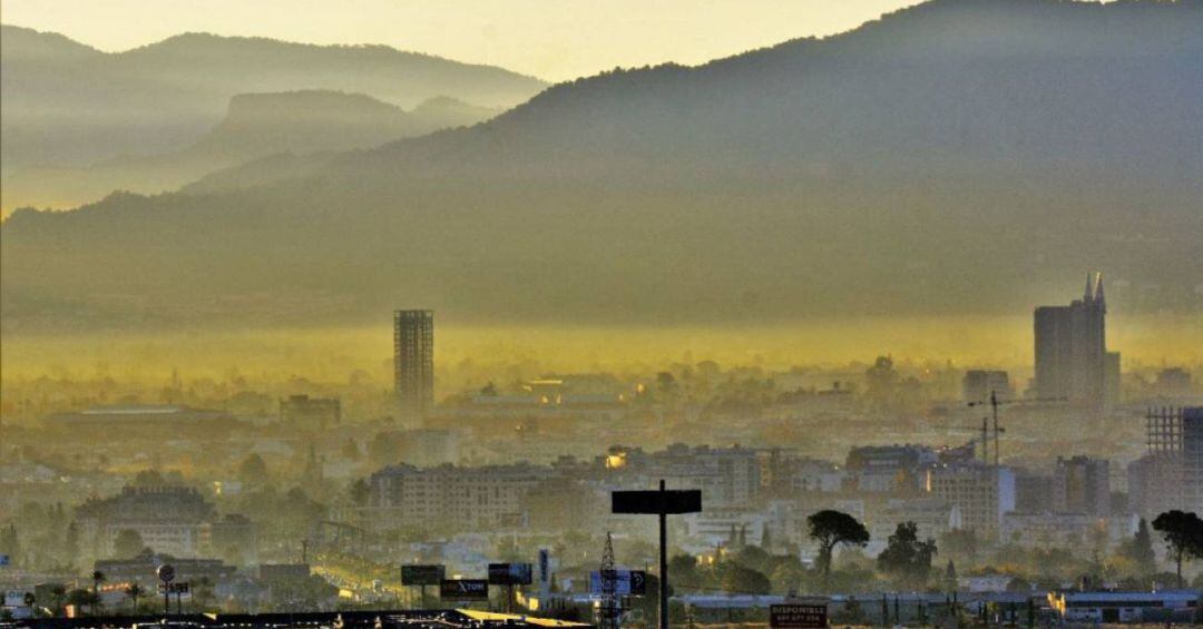 Imagen de archivo de la ciudad de Murcia con una nube de agentes conaminantes en el aire