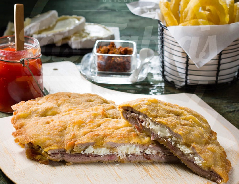 Cachopo relleno de cecina y Queso de cabra Los Beyos