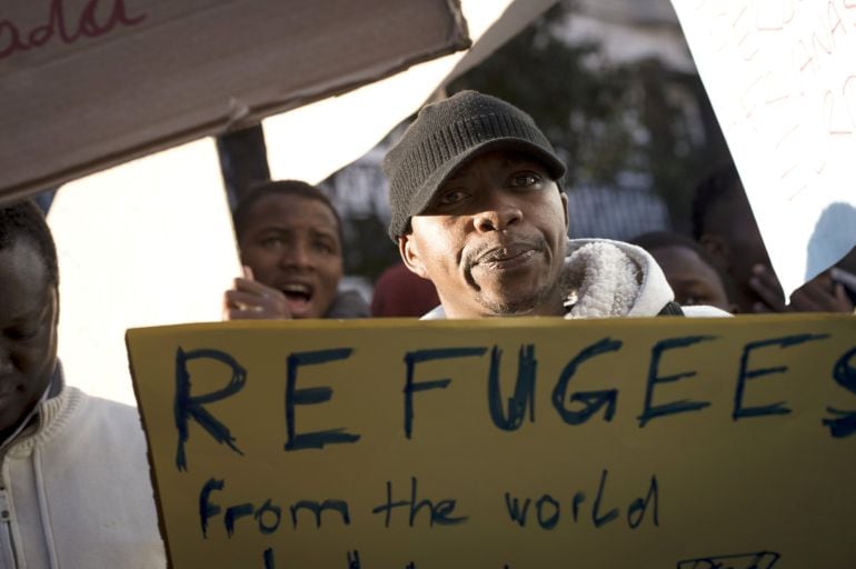 Un momento de la concentración frente al Ministerio de Asuntos Exteriores en Madrid para exigir la acogida de refugiados