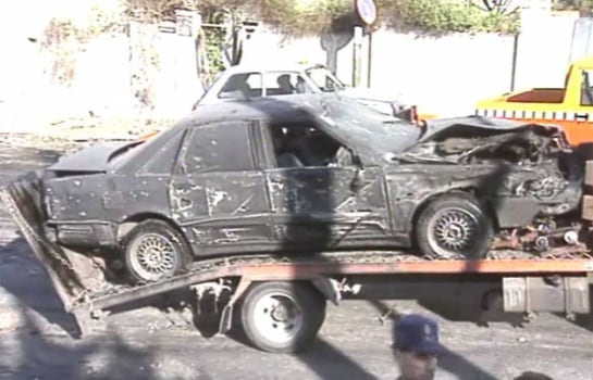 El coche del entonces presidente del PP y candidato a presidente del Gobierno, tras el atentado frustrado.