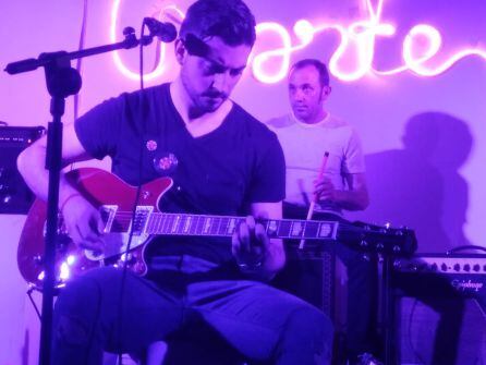 Sergio Orta, cantante y guitarrista, actuando en el "CreArte 2018"