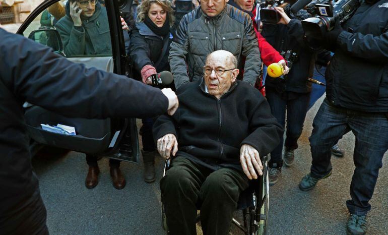 El saqueador confeso Fèlix Millet sale de la Audiencia de Barcelona tras serle comunicada esta mañana la sentencia sobre el expolio del Palau de la Música, por la que ha sido condenado a una pena de nueve años y ocho meses de prisión