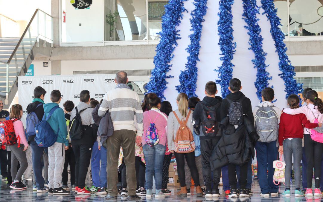 Un momento del programa especial con motivo de la campaña de recogida de juguetes, con Sergio Dénia. Momento de la visita de alumnos del colegio Pou de la Muntaya a Beleària Port.