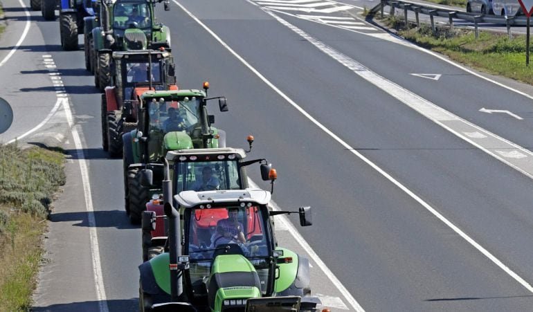 Una columna de tractores se aproxima a Santiago de Compostela, donde se concentrarán centenares de ganaderos convocados por los principales sinicatos agrarios para protestar por la situación que vive el sector por los bajos precios de la leche, esta mañan