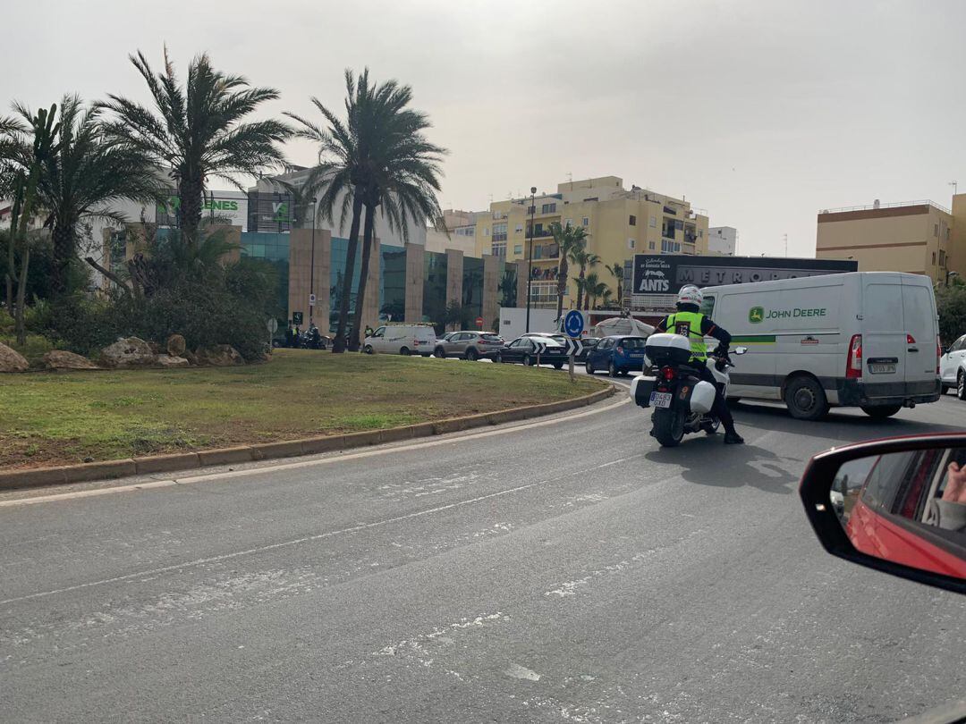 Control policial de entrada a Vila.