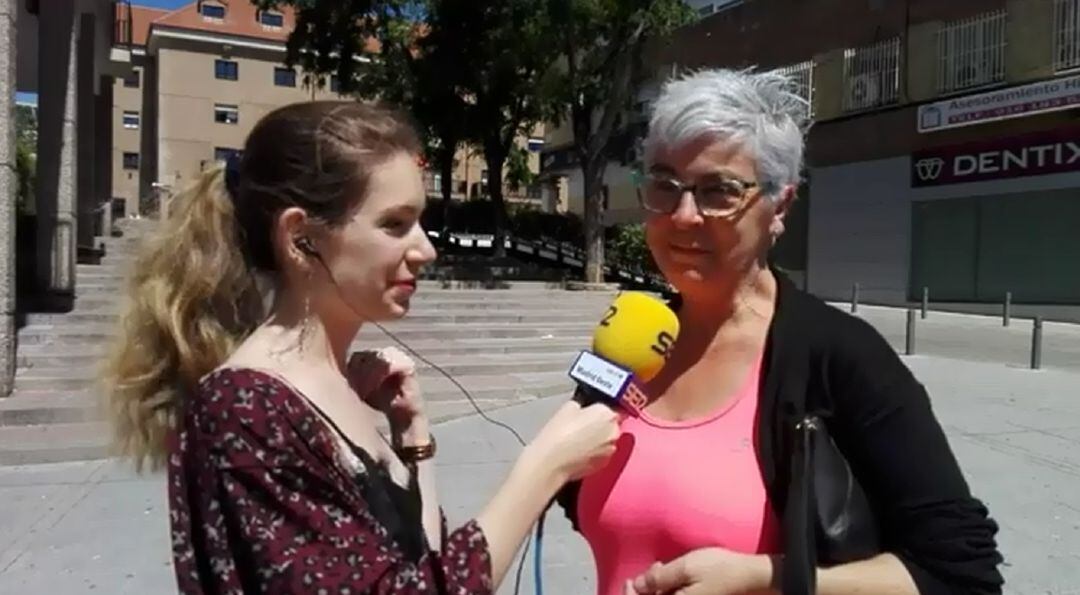 Beatriz San José con Mayte vecina de Móstoles