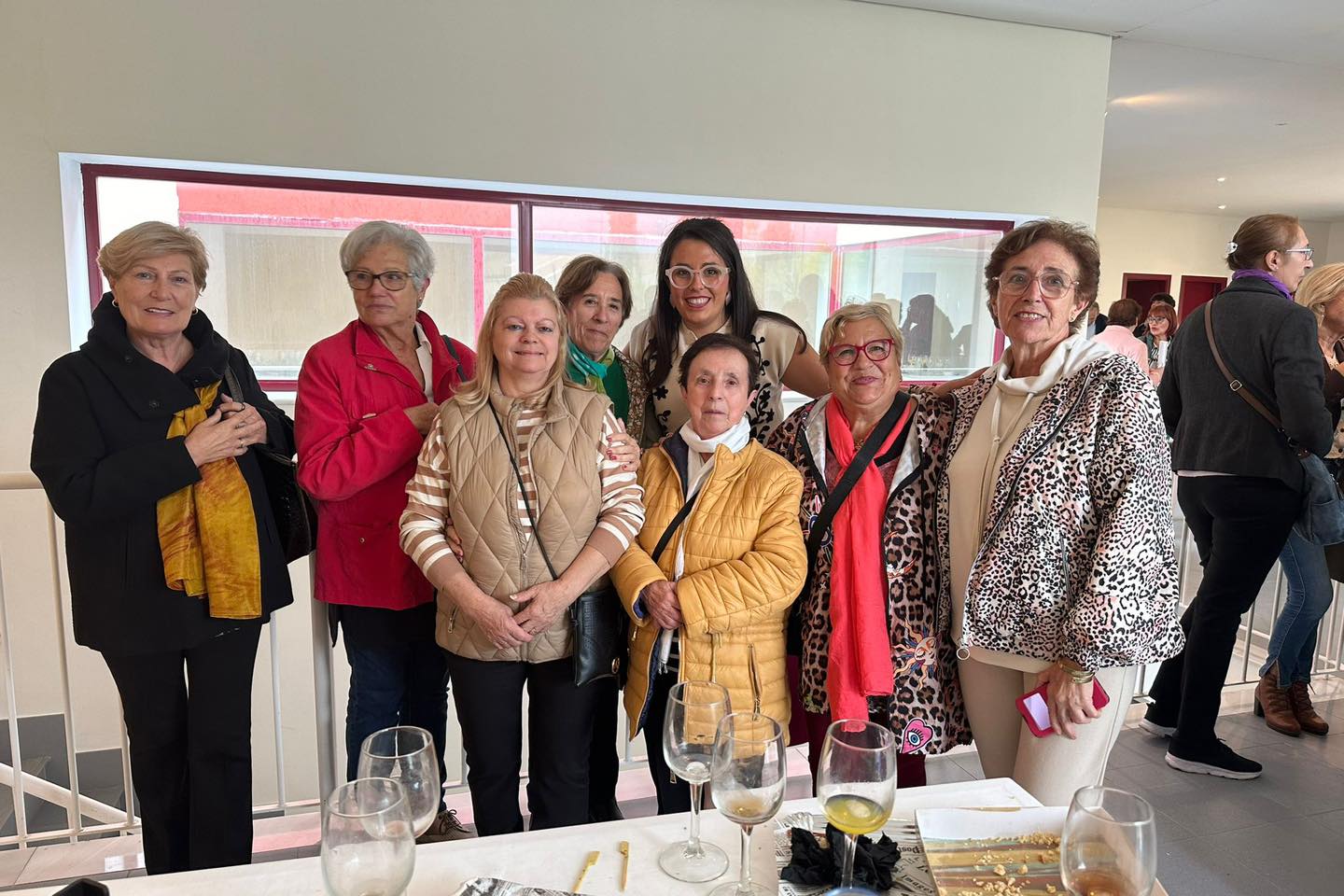 El Día de la Mujer Rural 2024 en Nava del Rey. Denís Vázquez junto a participantes en la jornada