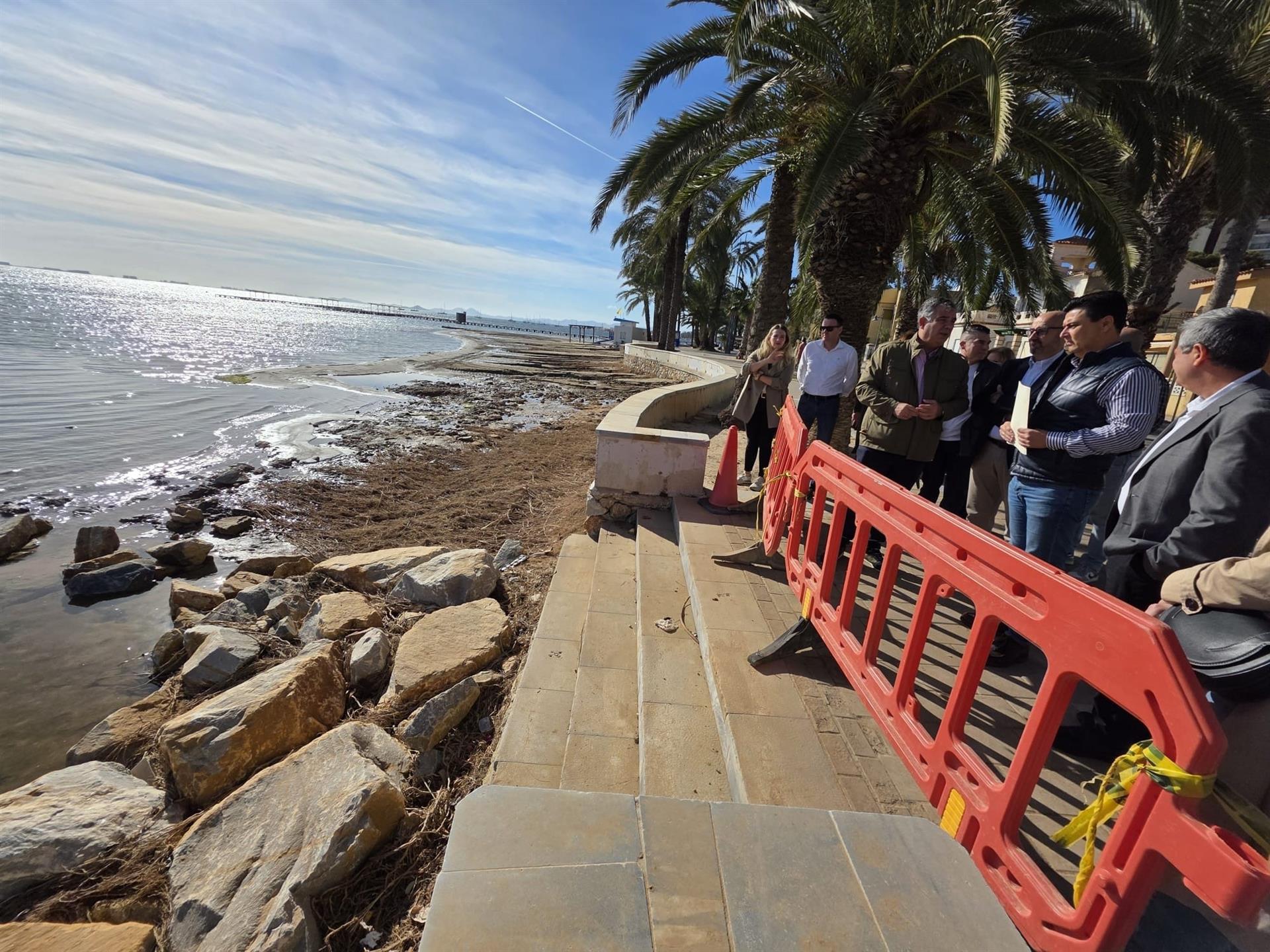 Luengo acompañado por el consejero de Medio Ambiente, Mar Menor y Universidades, Juan María Vázquez, la presidenta de COEC, Ana Correa, el presidente de Hostetur y el gerente de Estación Náutica, Dionisio García