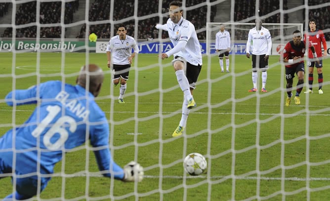 El portero del Lille, Steeve Elana, no puede detener el penalti del jugador del Valencia, Jonas, durante el partido del grupo F de la Liga de Campeones disputado en el estadio Lille Metropole Grand Stade de Lille, Francia, el 5 de diciembre del 2012