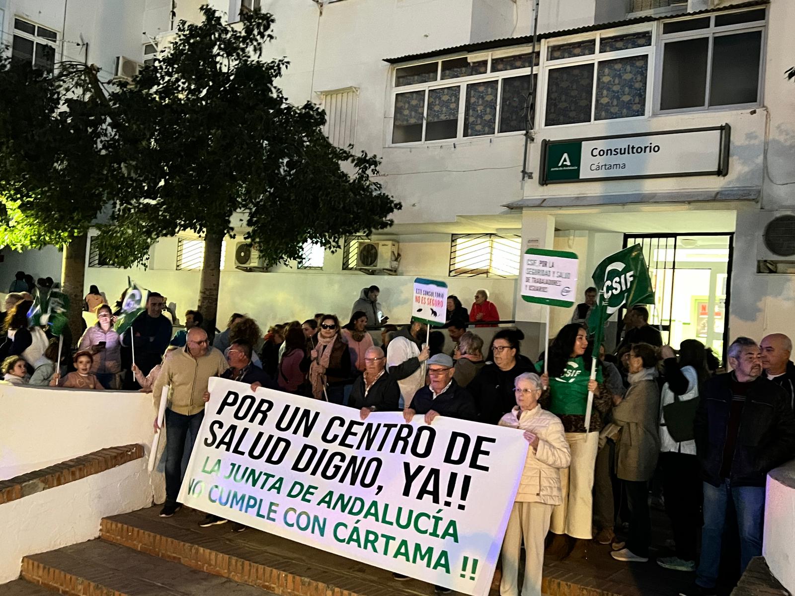 Protesta ese lunes por la noche a las puertas del Centro de Salud de Cártama