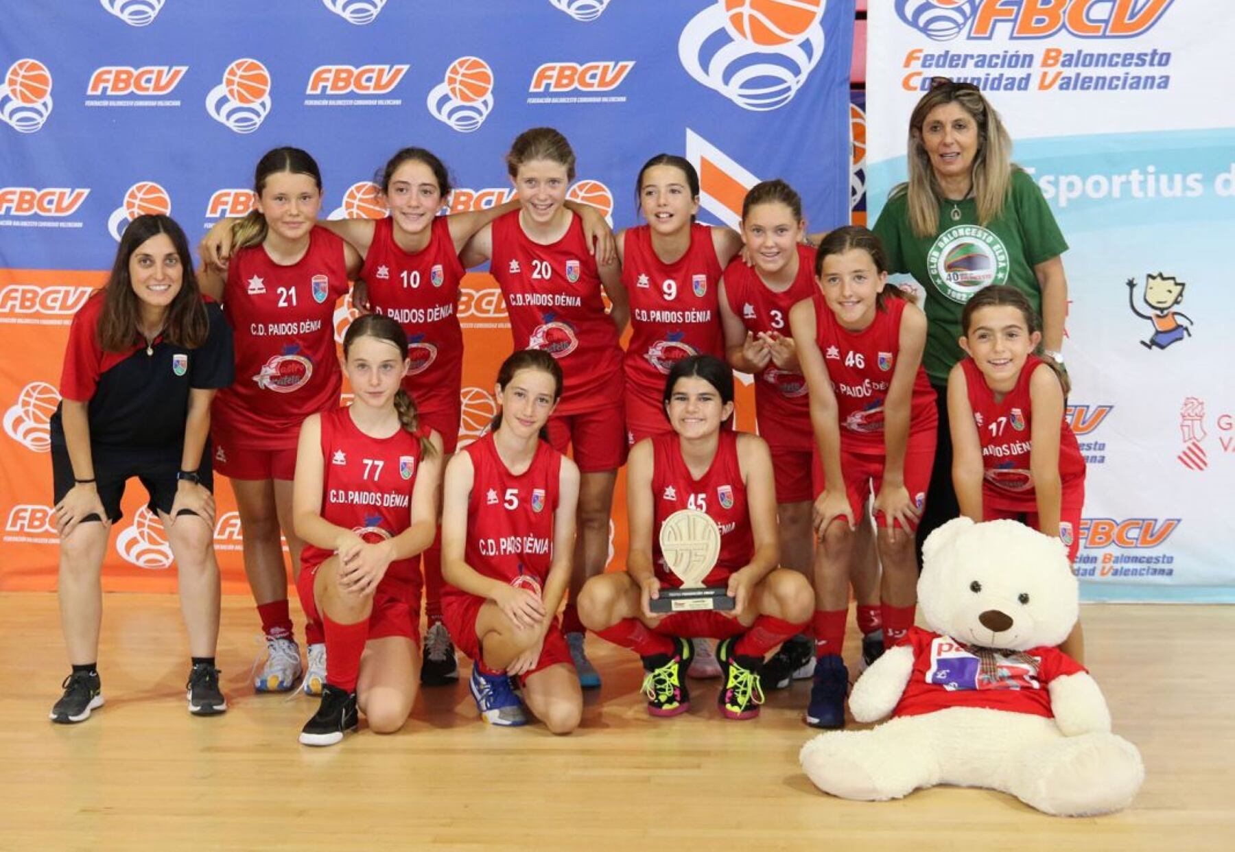 Alevín del Paidos Dénia con su trofeo de campeón de la Copa Federación.