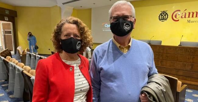 Cristina Eisma y Sebastián Ferrer, voluntarios del Banco de Alimentos del Segura (Basmur)