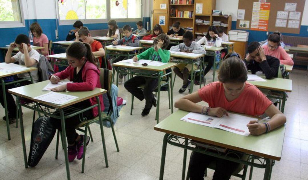 Alumnes realitzant un examen a classe
