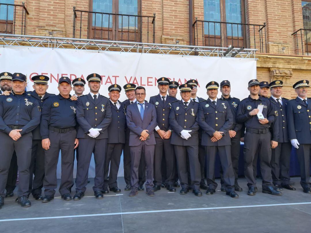 Policías Locales de Gandia condecorados junto al concejal de Seguridad, Natxo Arnau. 