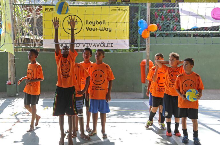 Niños estrenan una cancha de voleibol durante el lanzamiento del centro de capacitación para el desarrollo de la Federación Internacional de Voleibol FIVB