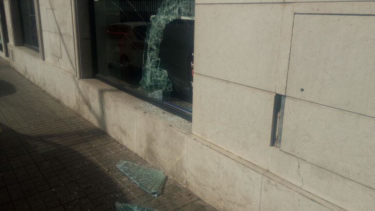 Boquete realizado en el escaparate de la tienda de teléfonos móviles.
