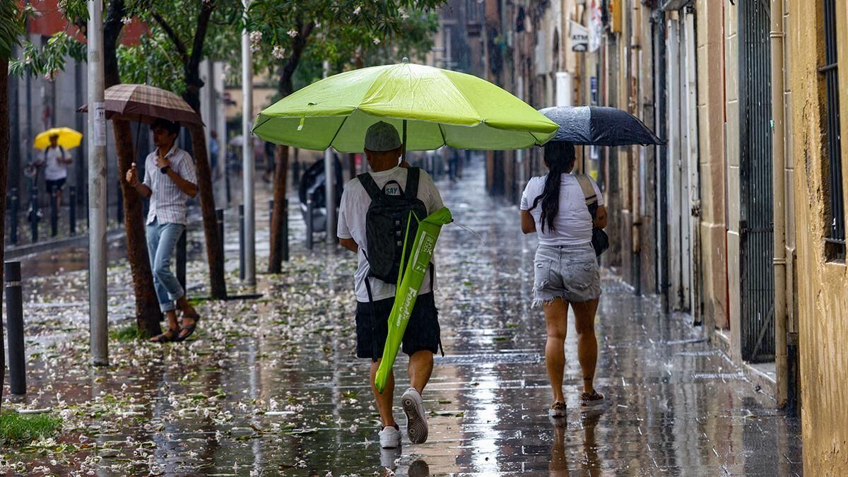 Imagen de archivo de un día de lluvia en Barcelona. EFE/ Quique García