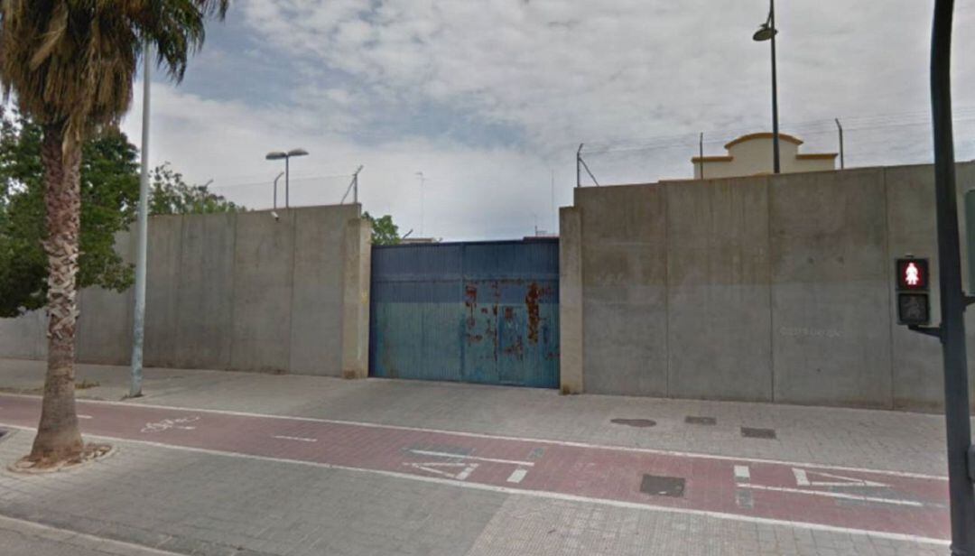 Puerta principal del Centro de Internamiento de Extranjeros de la calle Zapadores, en València