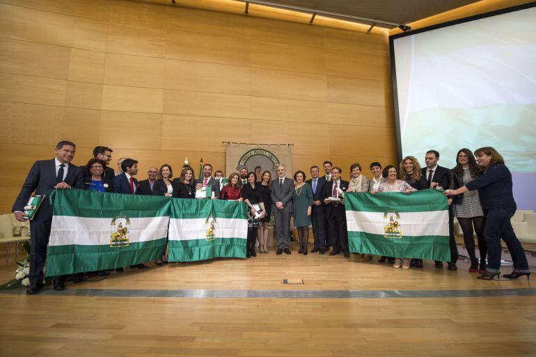 Galardonados en Granada con la Bandera de Andalucía.