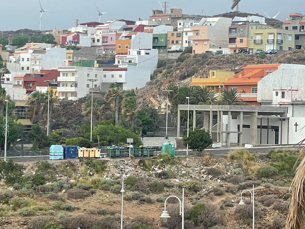 Vista general de Arico con muros de basura