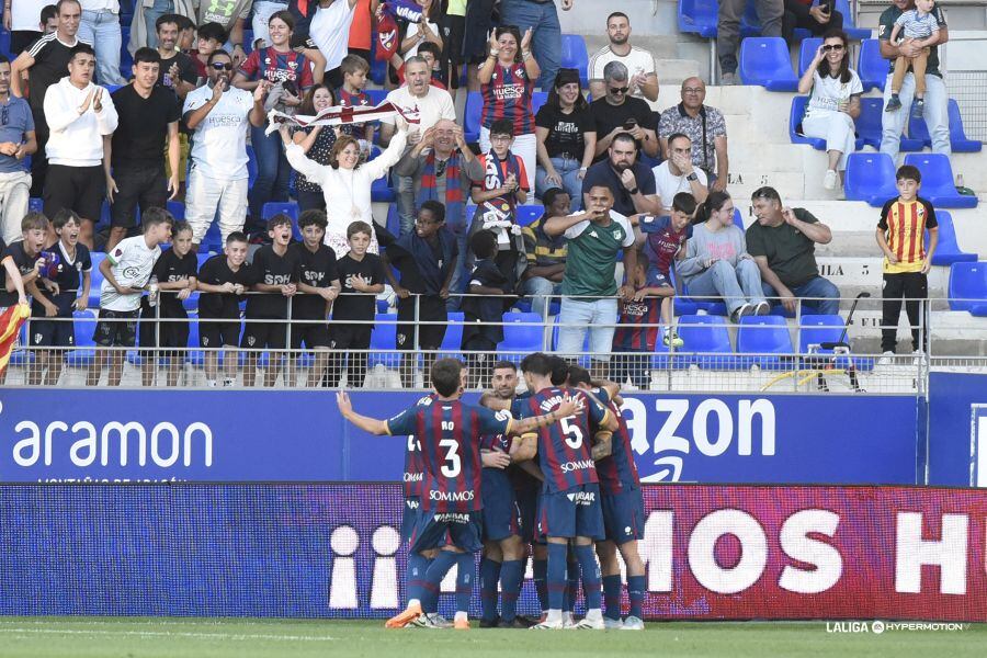 La SD Huesca celebra el triunfo ante el Burgos
