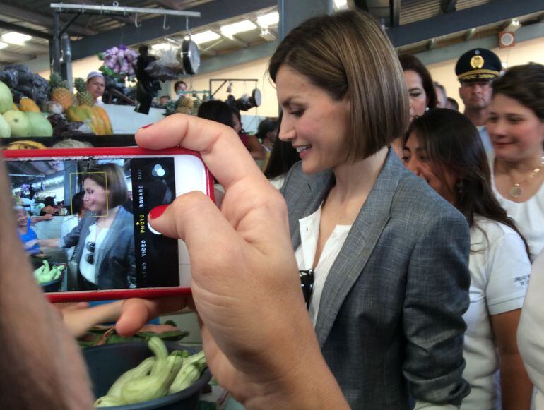 La reina Letizia, en el mercado de Suchitoto en El Salvador