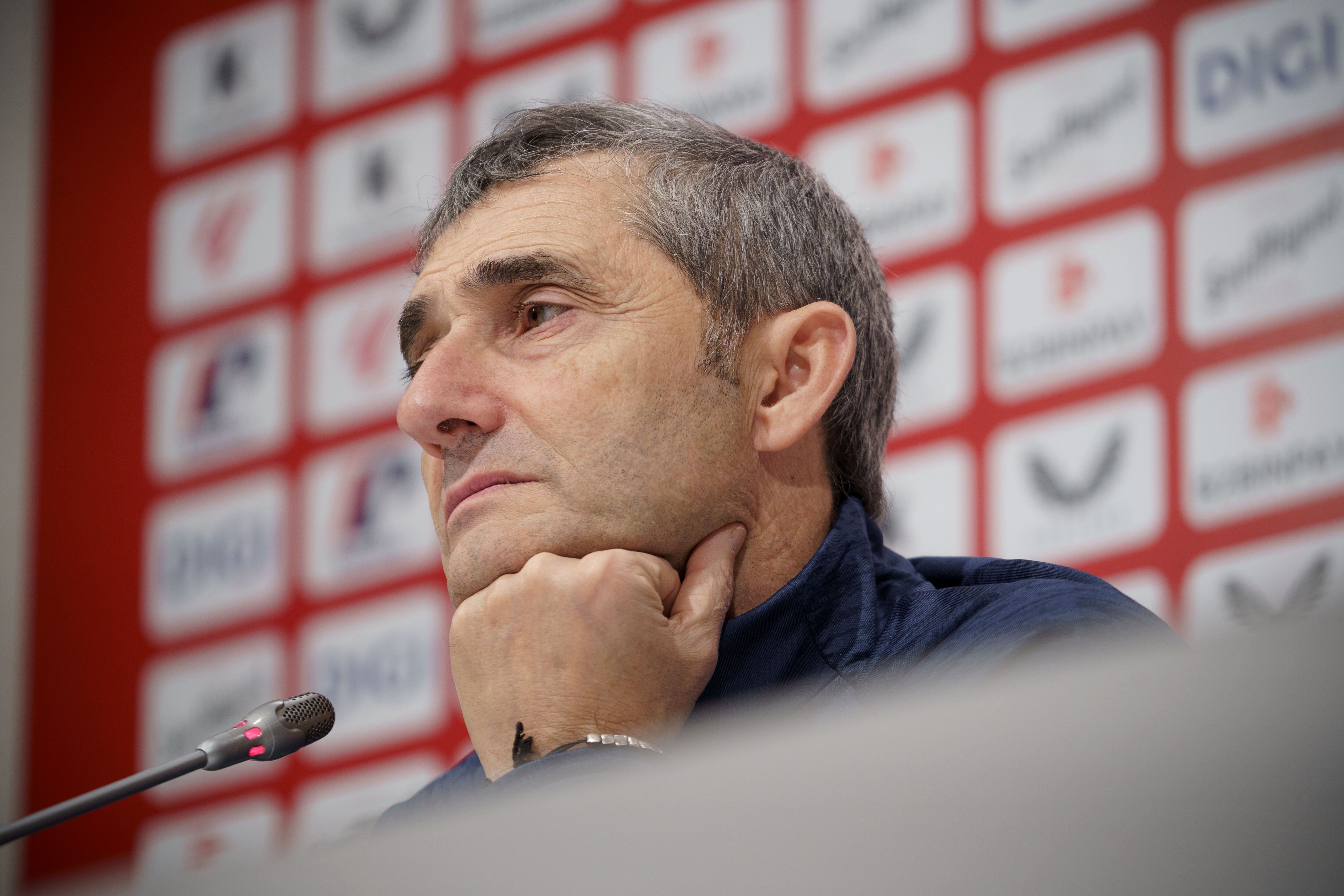 El entrenador del Athletic Club, Ernesto Valverde, durante una rueda de prensa en Lezama