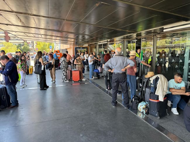 Personas en la puerta de la estación