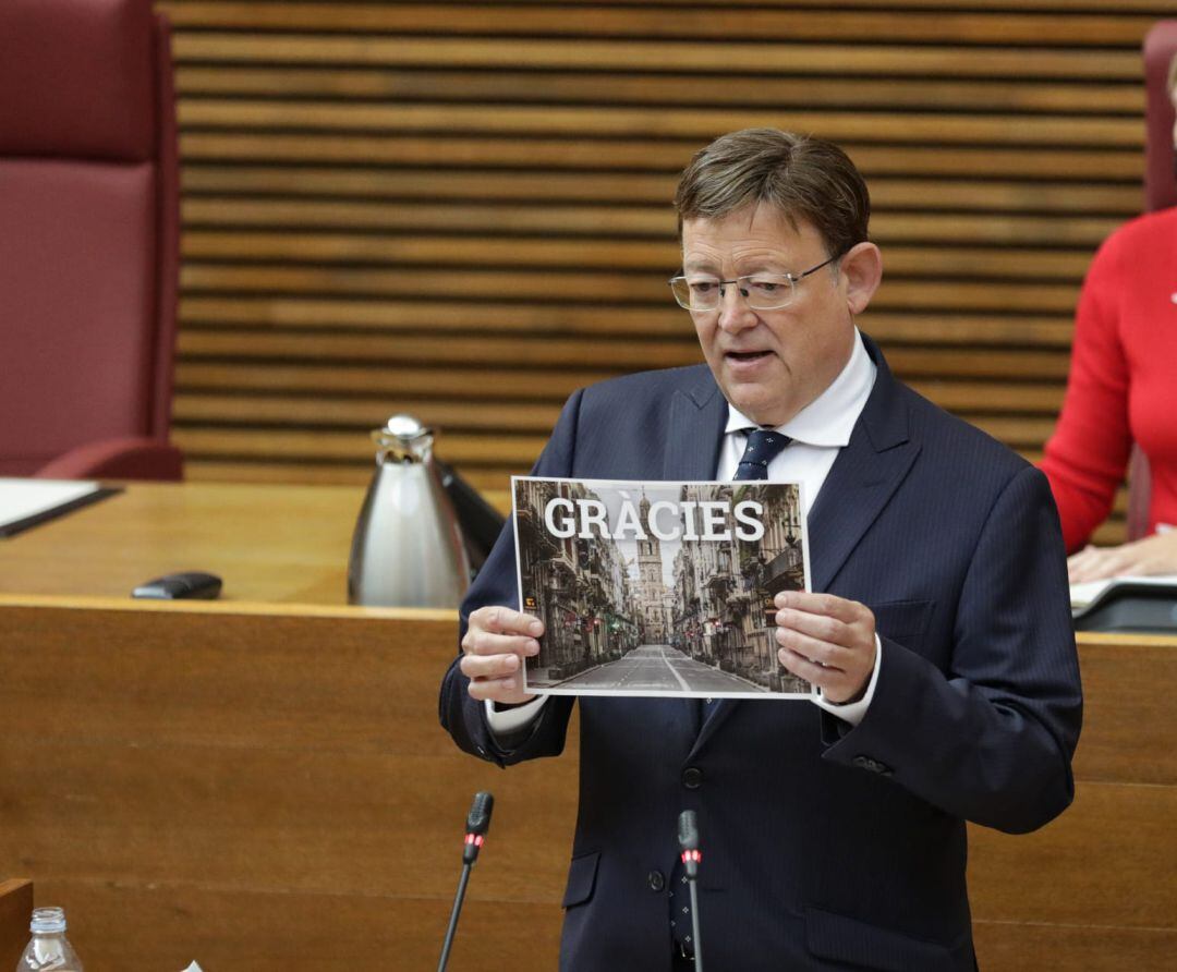 El president de la Generalitat Ximo Puig muestra su agradecimiento en Les Corts