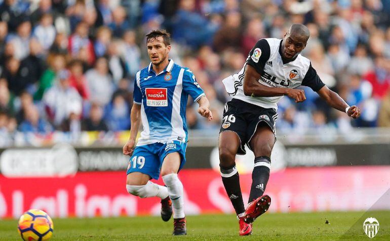 Kondogbia, ante el Espanyol.