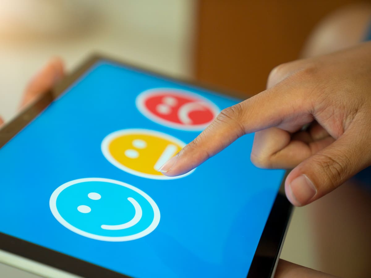 La felicidad tóxica: por qué estar siempre contento puede no ser sano